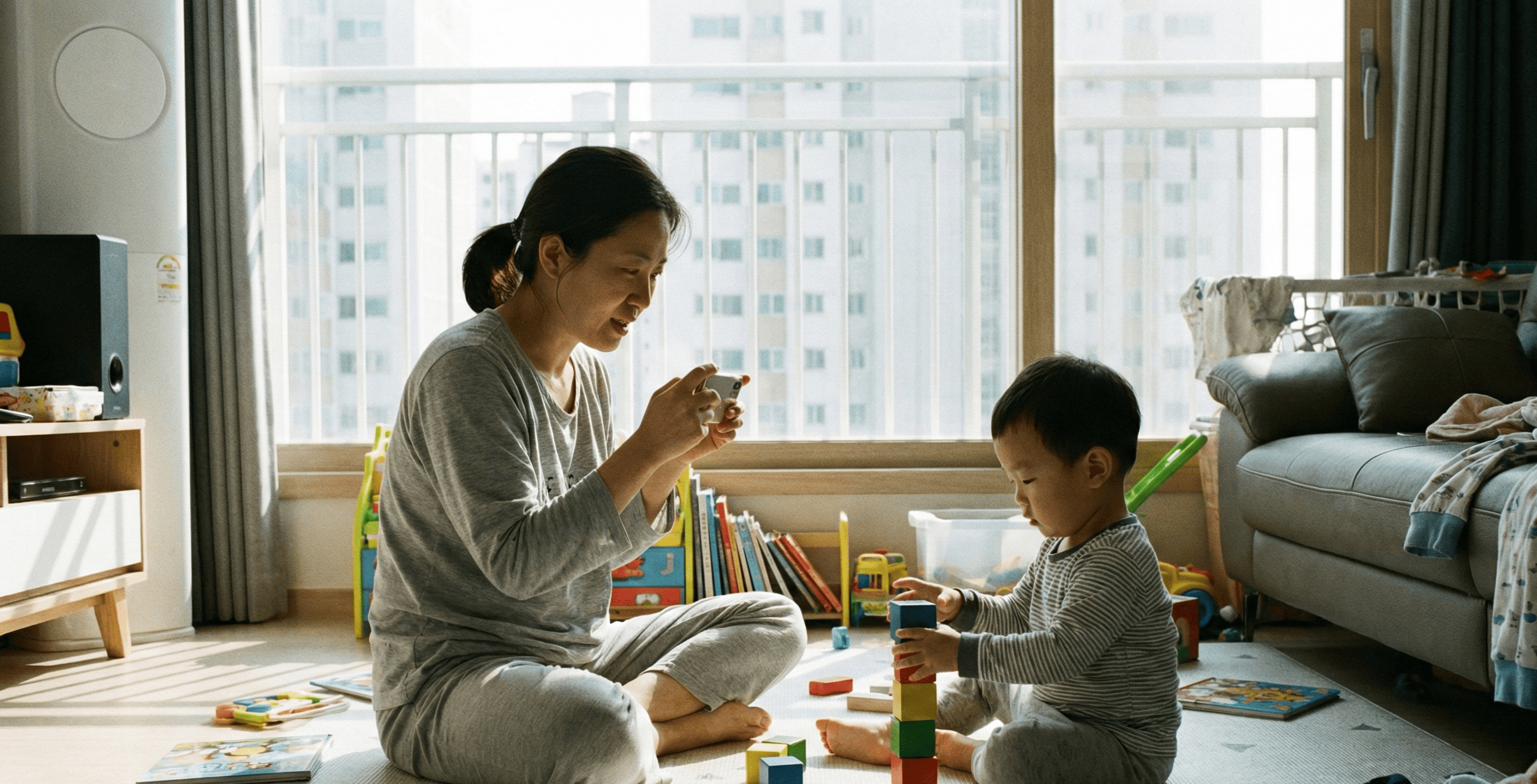 집에서 아이와 놀아주며 촬영하는 엄마